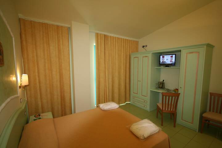 Room 4 of 42