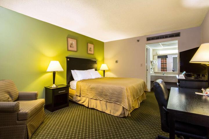 1 Queen Bed (1 of 6)