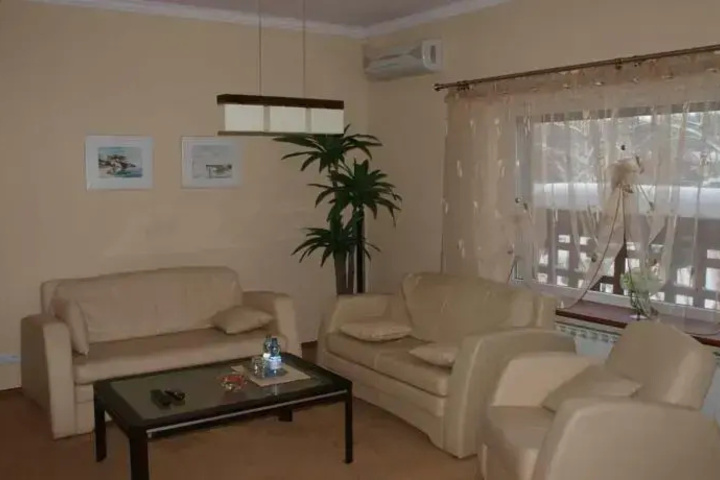 Room 6 of 10