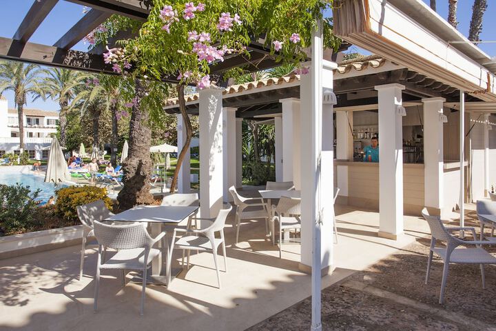 Swim-up bar
