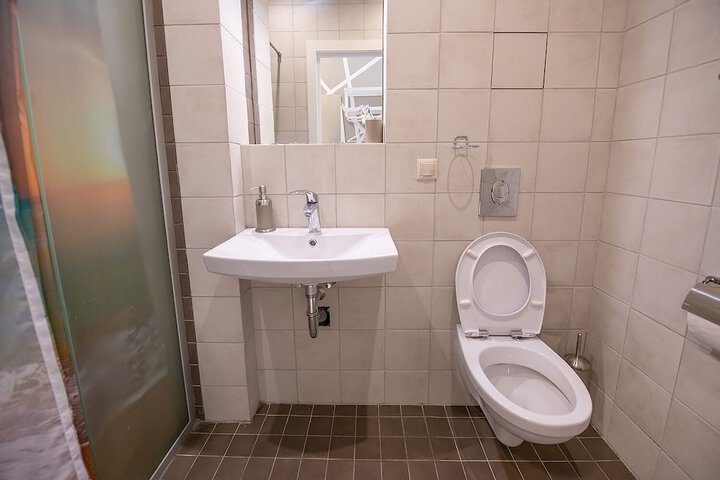 Room 6 of 25