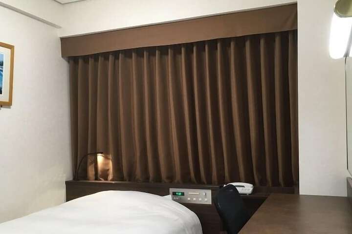 Room 2 of 6