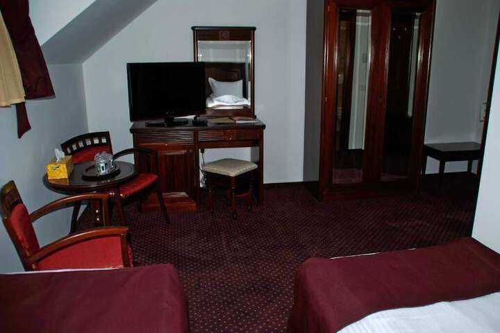 Room 11 of 33