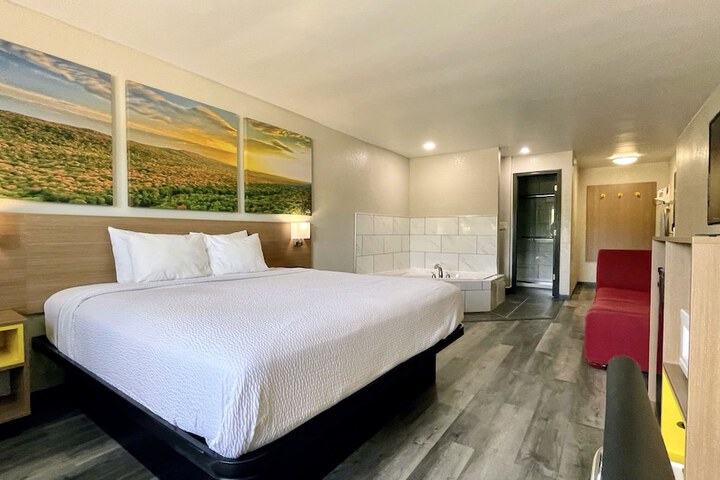 1 King Bed (9 of 24)