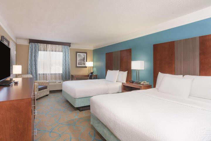 2 Queen Beds (8 of 10)