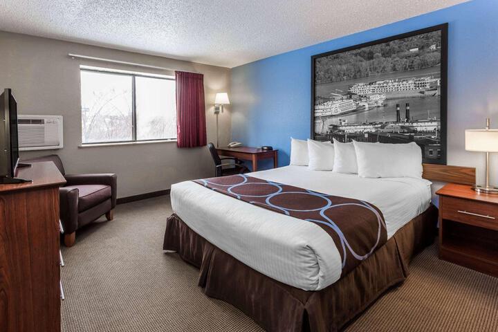 1 Queen Bed Mobility Accessible (4 of 6)