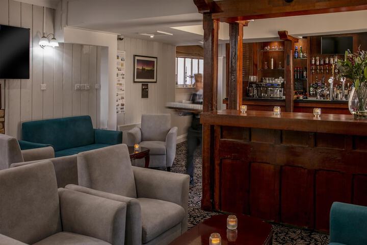 Lounge 75 of 90