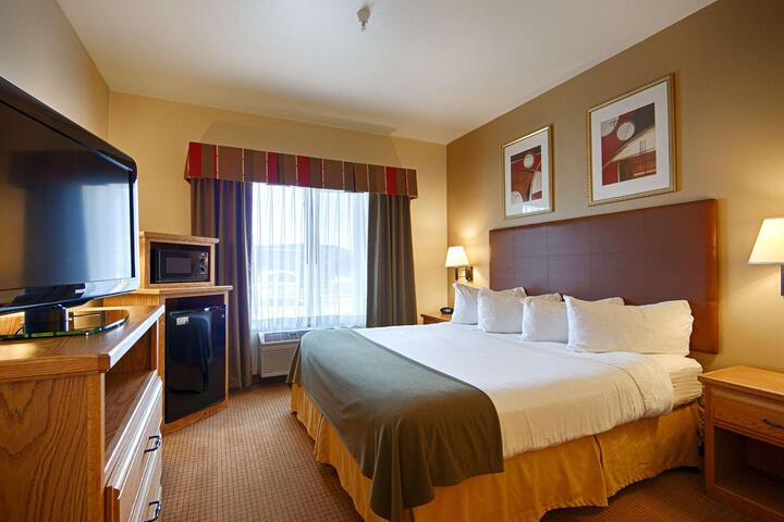 1 King Bed Microwave and Refrigerator Work Desk WiFi Full Breakfast (3 of 5)