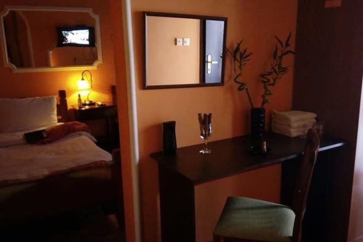 Room 10 of 18