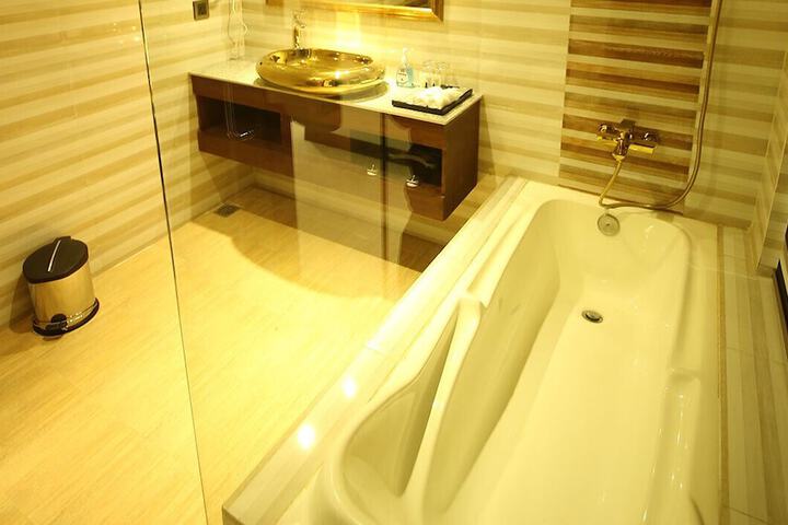 Room 6 of 12