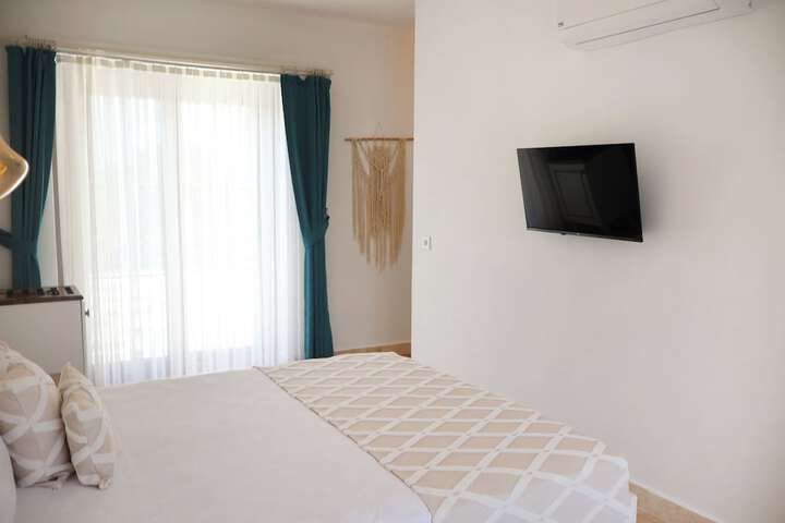 Room 34 of 141