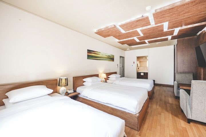 Room 4 of 151