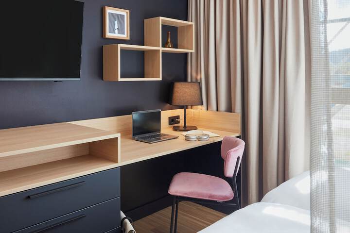 Room 9 of 16