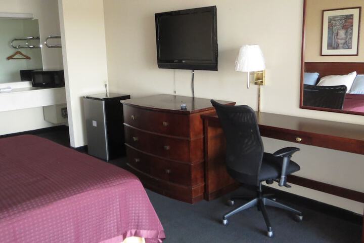 1 King Bed (3 of 4)