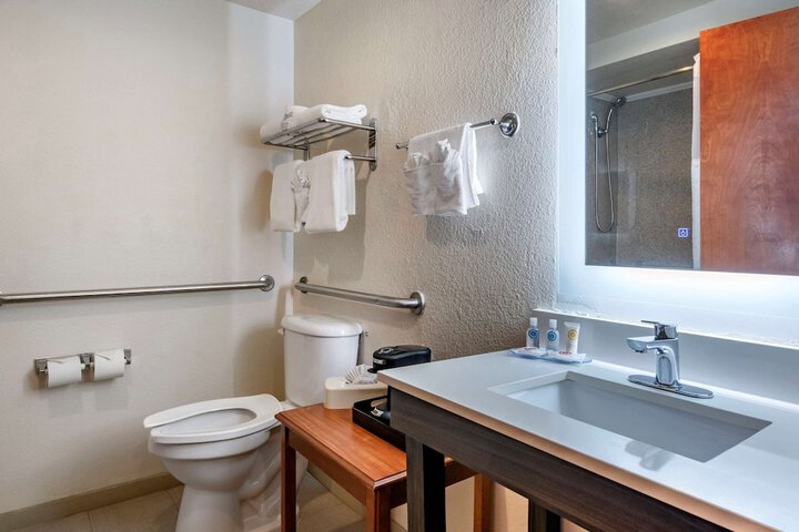 Suite 2 Queen Beds (2 of 10)