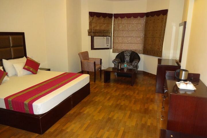 Room 4 of 9