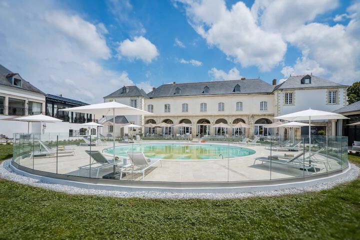 Hotel with Pool