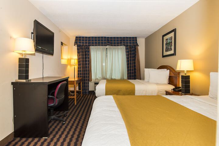 2 Queen Beds (2 of 14)