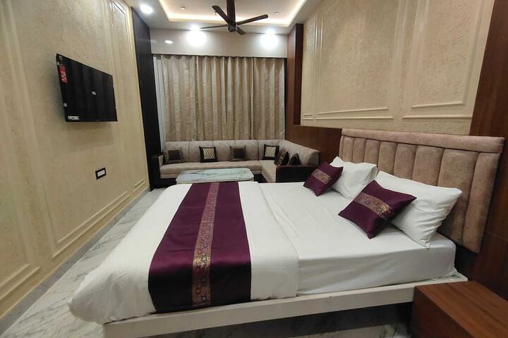 Room 8 of 15