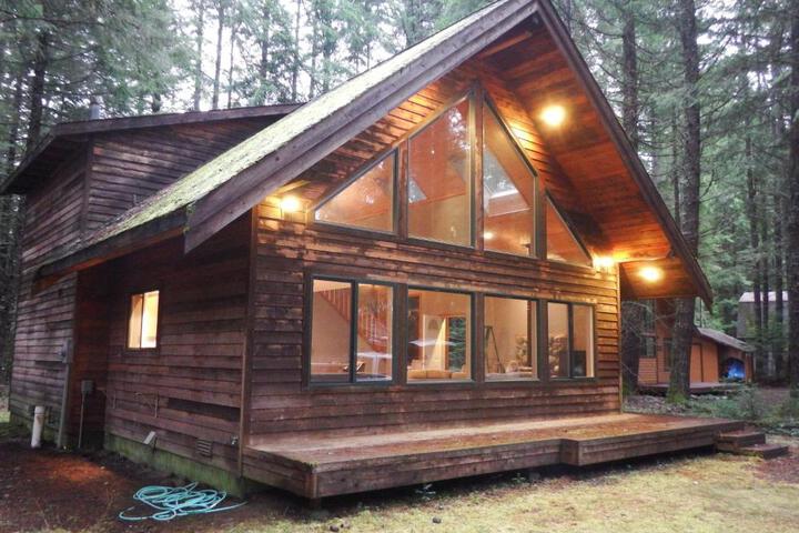 Chalet-style cabin near Mt. Rainier and Crystal