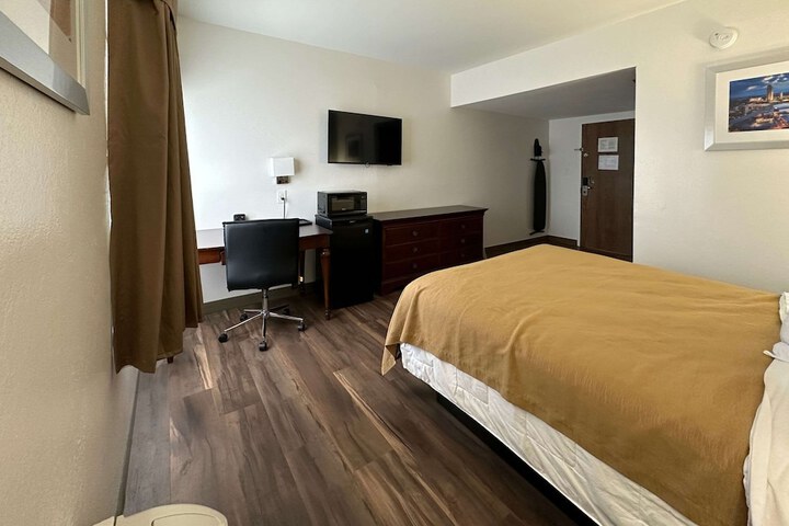 1 Queen Bed Accessible Room (6 of 10)