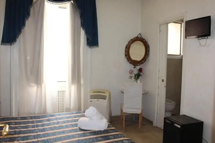 Room 5 of 10