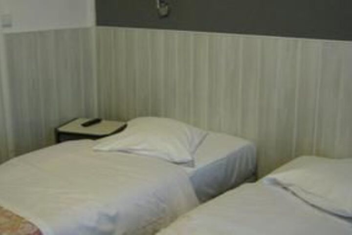 Room 8 of 28