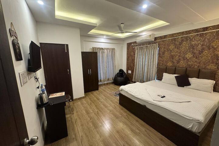 Room 17 of 33