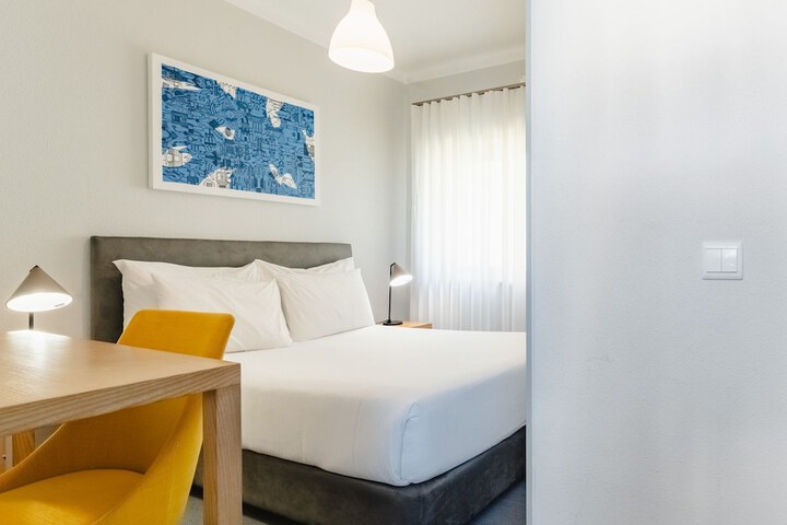 Room 8 of 100