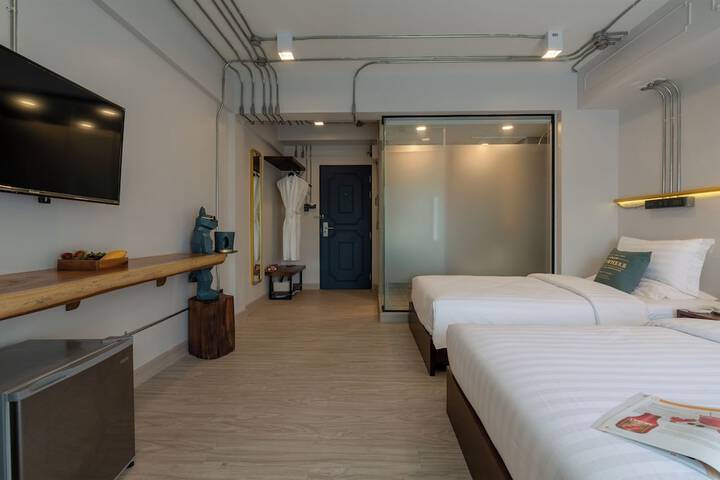 Room 17 of 33