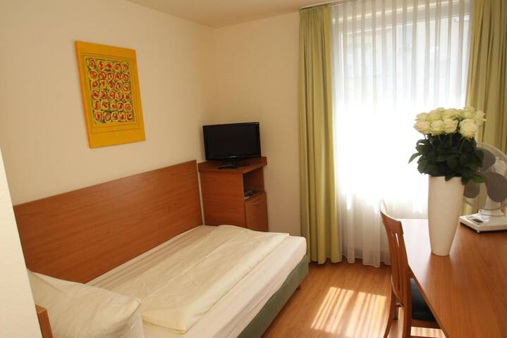 Room 13 of 20