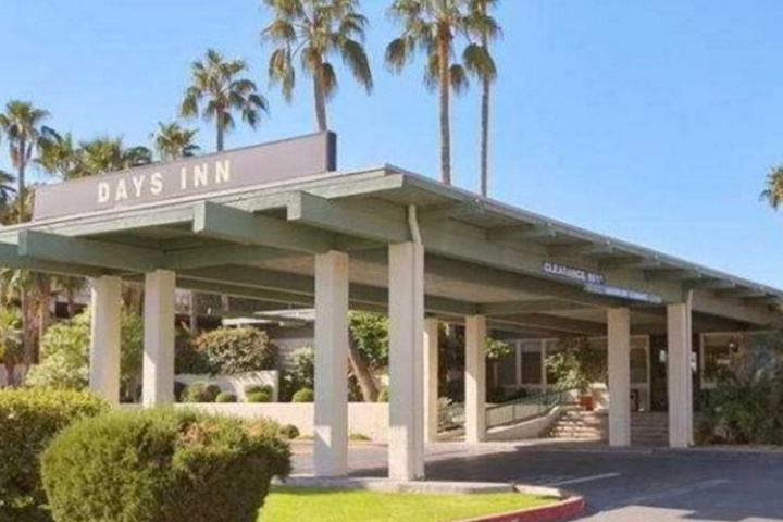 Exterior of Days Inn at Scottsdale / Fashion Square Resort