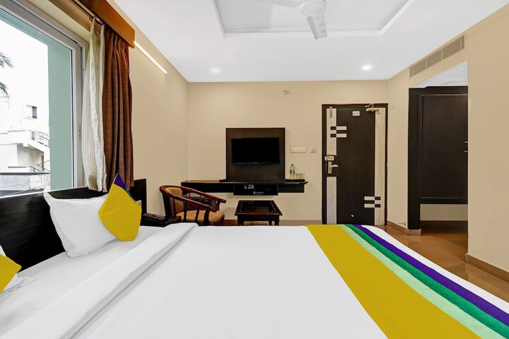 Room 25 of 28
