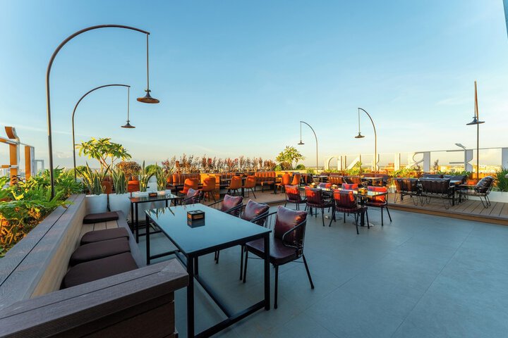 Lounge 146 of 156