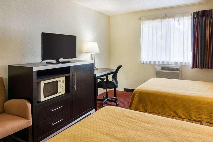 2 Double Beds (3 of 6)