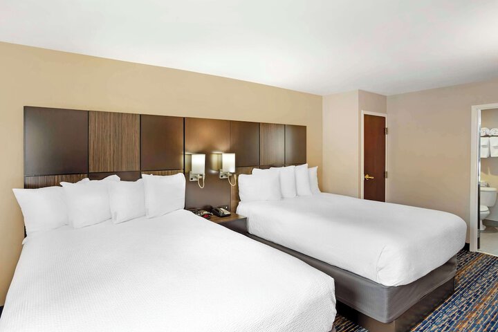 1 Queen Bed High Speed Internet Accessible Refrigerator, Coffee Maker, Hairdryer Full Breakfast (25 of 26)