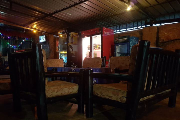 Lounge 8 of 17