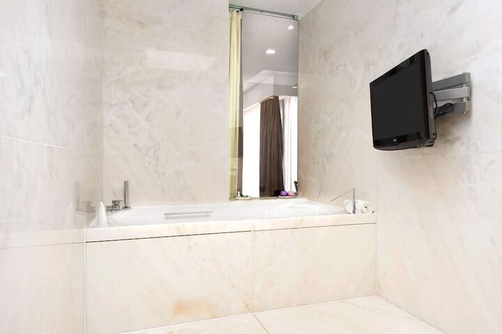 Deep soaking bathtub