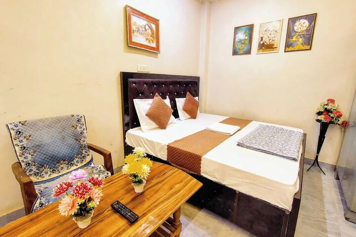 Room 5 of 8