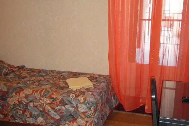 Room 4 of 10