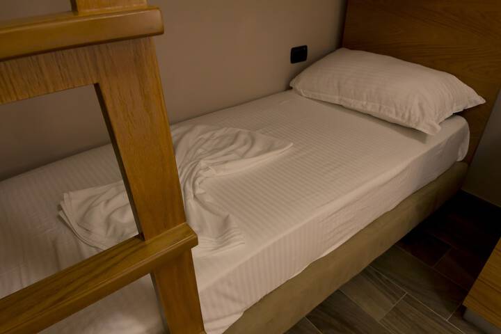Room 16 of 121