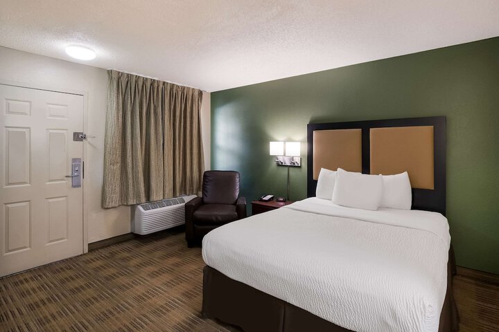 1 Queen Bed (2 of 12)