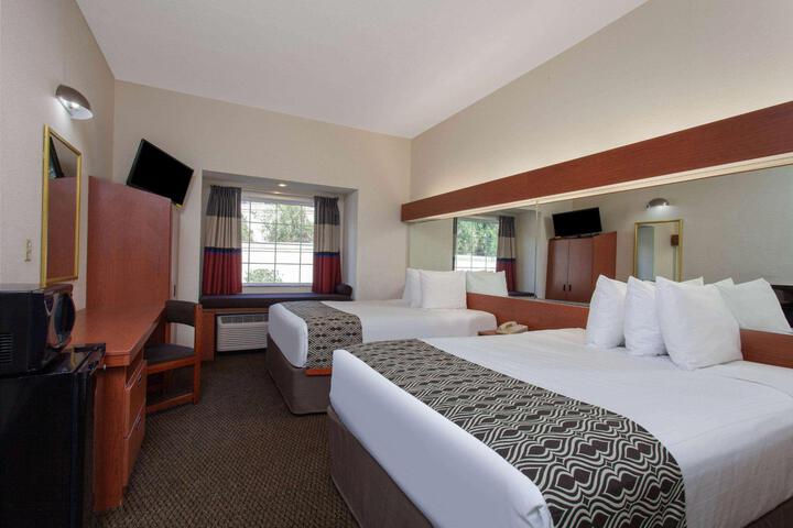 1 Queen Bed Accessible Room (13 of 34)