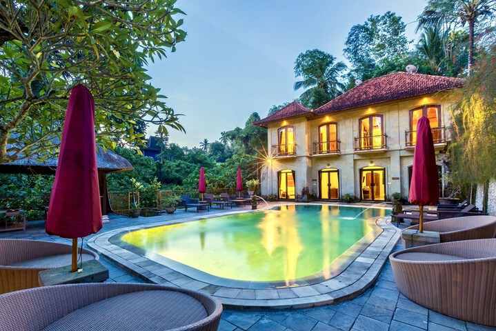 Hotel with Pool