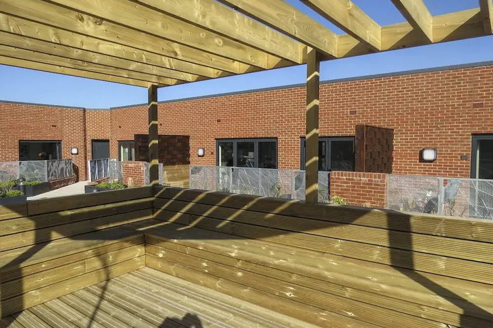 Tudors eSuites Roof Garden Penthouse with Gated Parking