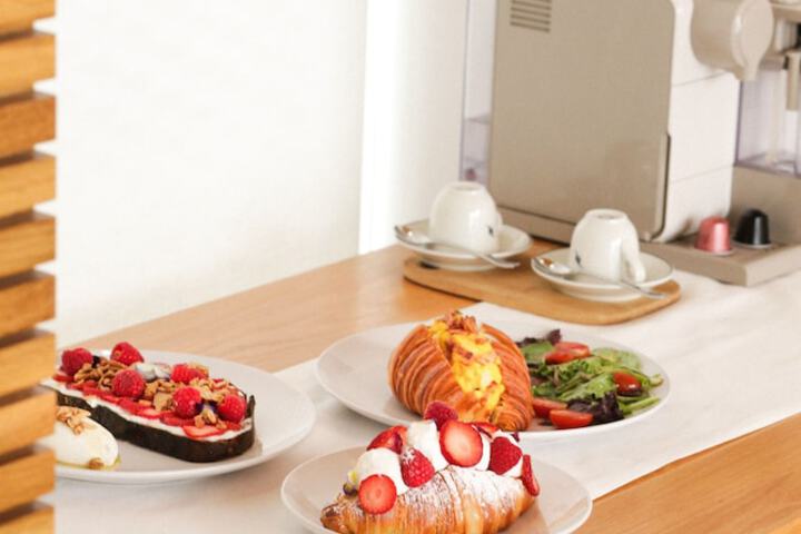 Breakfast/Coffee Service 75 of 80