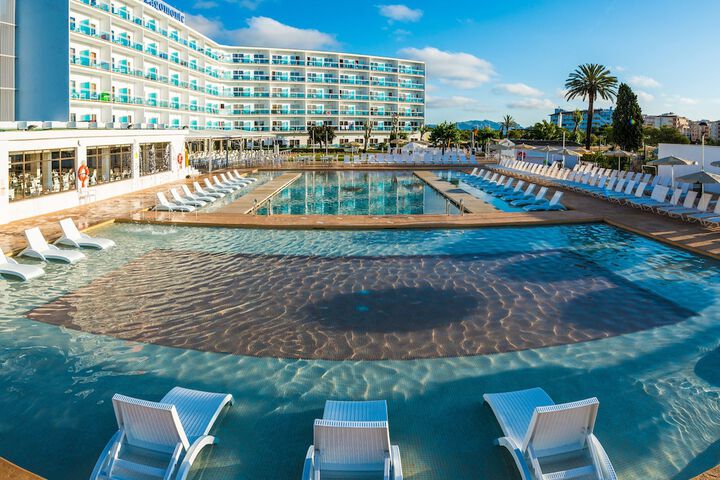Hotel Pool