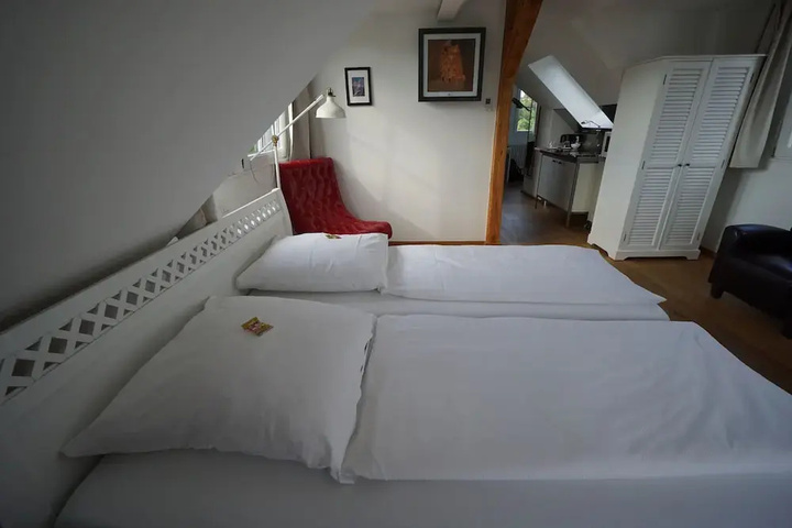 Room 2 of 16