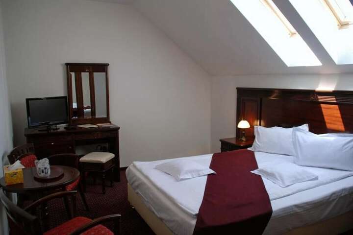 Room 12 of 33
