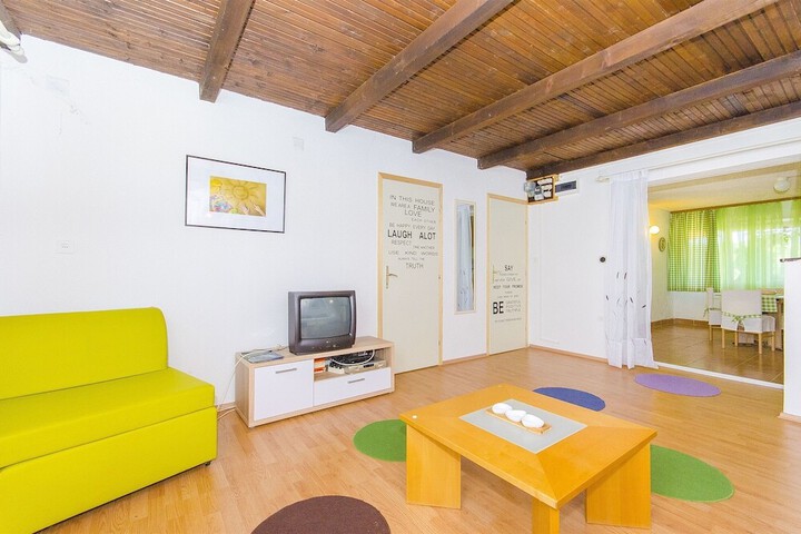 Room 4 of 12